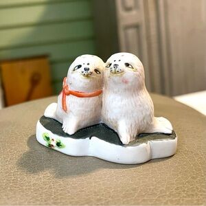 *EUC* Unbranded Two Snow Seals Snuggling on an Iceberg - Bow Around His Neck